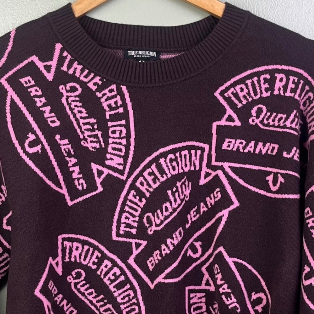 True Religion Brown Repeat Logo Graphic Jacquard Cropped Crewneck Sweater Large - Picture 3 of 7